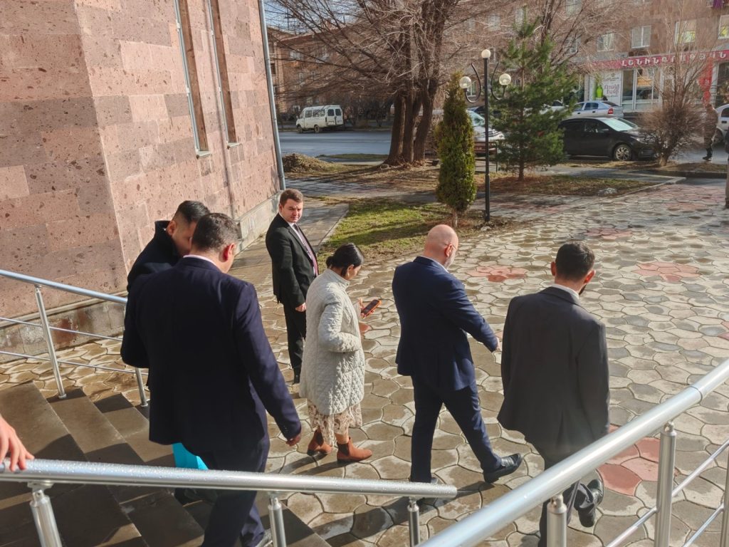 The guests arrive at the institute