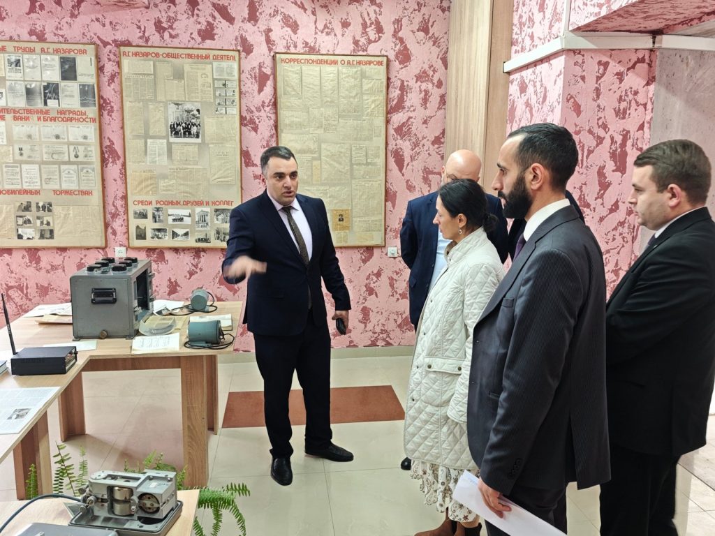 Welcoming the guests at the institute