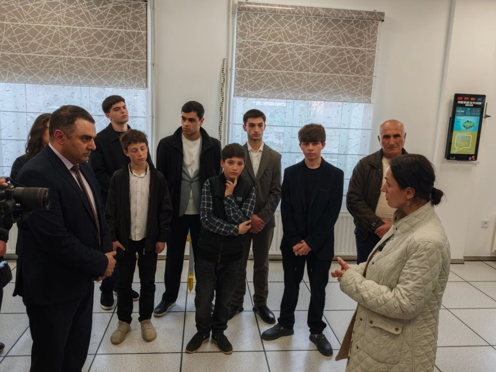 Minister Zhanna Andreasyan talks with schoolchildren